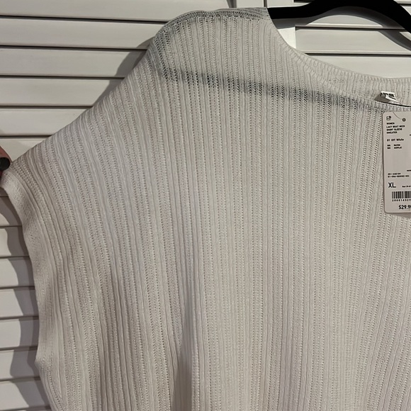 NWT Uniqlo White Lacy Short Sleeve Sweater - Picture 3 of 4